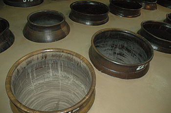 かめ壺焼酎蔵「明るい農村」の100年前から使いつづける甕壺