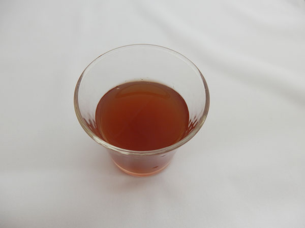 鹿児島県・霧島の特産品「ブルーベリー」と、かめ壺芋焼酎「明るい農村」を使った、農村のブルーベリー酒。色落ち防止剤も使わない無添加なので、自然の色のまま熟成しています。