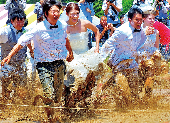 第14回　明るい農村フォトコンテスト「どろんこウェディング」