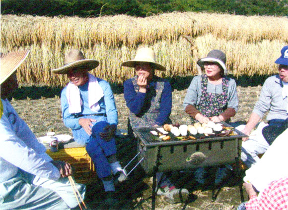 第1回明るい農村フォトコンテスト「収穫田での昼食」 