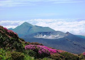 霧島連山　高千穂峰、登山禁止中の新燃岳