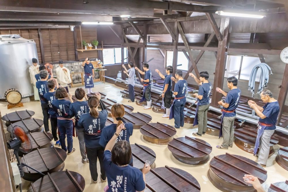 今期の焼酎製造を前に、霧島神宮から神官さんをお招きし、「醸造始め式」を執り行いました。今期も、安全で、より一層おいしい焼酎造りに取り組んでまいります。（8月1日）