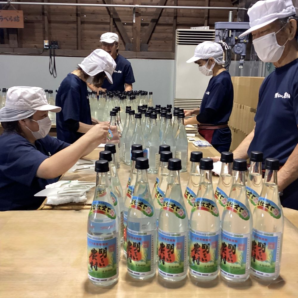 2025年　新焼酎「明るい農村　蒸留したて」の定期便・ご予約分を瓶詰している所です。