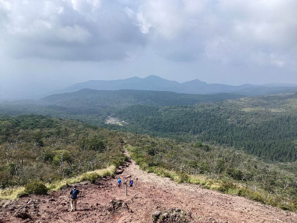 6月22年に7年ぶりに噴火し、継続的に噴火を繰り返してきた霧島連山・新燃岳（1421ｍ）の警戒レベル3が、9月17日からレベル2に低下し、周辺の登山客が増えてきています。（10月19日高千穂峰登山道にて）。