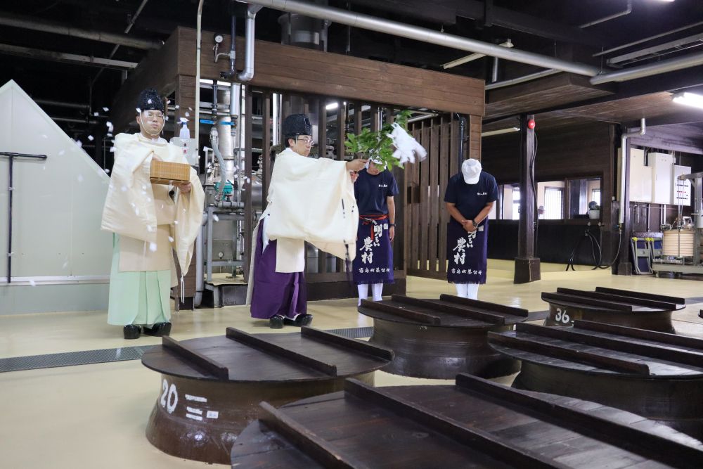 明るい農村では、製造開始にあたり、霧島神宮から神官さんにお越しいただき、醸造始め式を行いました。今シーズンの焼酎づくりが安全でより高品質な焼酎を造れますよう祈りました。（2026年8月）