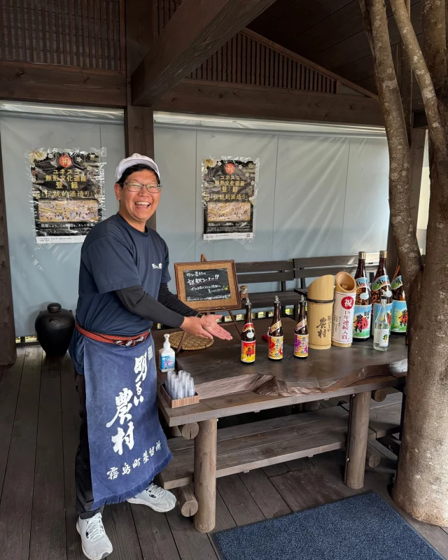 オフシーズンになりました

今週、今シーズン最後の麦焼酎の蒸留を終え、
焼酎の仕込みはオフシーズンを迎えました。

これから、シーズン中、お世話になった設備や
道具のメンテナンスをし、夏に始まる来シーズンに
備えてまいります。

オフシーズンになっても蔵見学は承っています。
オフシーズンならでは、通常は仕込みをしている
蔵人が、試飲コーナーや直売所で、
皆さまのお越しをお待ちしていることも！

仕込みのことなど、お気軽に
質問されてみてくださいね。

蔵は、ちょうど今、桃やむべの花など、
色とりどりの春らしい花々が咲いております。

ぜひ、お気軽にお立ち寄りください。――――――――――――――――――――――
【蔵見学】
毎日9：00～17：00まで
※1/1～1/3のみお休み

ご予約は不要でございます。
お一人様からでも承ります。
※10名以上の団体様は、ご予約いただけますと幸いです。

【試飲サービス】
無料となっております。

TEL:0995-57-0865
MAIL:s-k@imoshochu.com
――――――――――――――――――――――

#霧島産焼酎 #自然が育む味 #焼酎好きな人と繋がりたい #焼酎のある暮らし  #霧島観光 #芋焼酎 #明るい農村 #霧島町蒸留所 #蔵見学できます #試飲できます #春の霧島