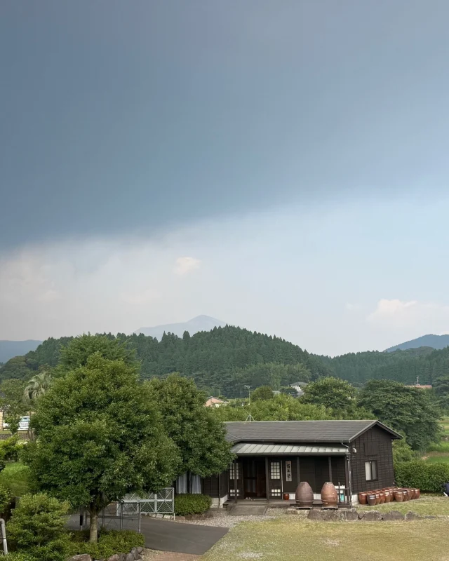 蔵からのぞめます霧島連山の一つ・新燃岳が、先月下旬に、7年ぶりに噴火していらい、噴火が続いております。

多くの方々から、噴火に関して、あたたかなお心遣いのお言葉を頂戴し、心より感謝申し上げます。

先週木曜は、新燃岳の噴煙が、ついに5,000ｍまであがりました。

蔵もかなり降灰があり、駐車場から、焼酎貯蔵タンクの外側まで、全て灰でまっしろとなったため、蔵人総出で水を流して灰掃除に追われましたが、ここ数日は、降灰も落ち着き、皆、元気に過ごしております。

直売所や蔵見学も通常通り承っておりますので、お近くにお越しの際は、ぜひお立ち寄りくださいませ。

なお、大変心苦しいのですが、降灰の影響で、商品発送用段ボール箱へ灰が付着している場合がございます。

出荷前に、蔵のスタッフで箱を丁寧に拭き、発送用段ボールをビニールにくるんで、運送会社さんにお渡ししたりしていますが、運送過程でやむをえず付着する場合もございます。何卒ご理解賜りますよう、お願い申し上げます。商品自体には影響はございませんので、ご安心ください。

また蔵にお越し予定の方で、降灰や蔵周辺の交通状況などご不安な点がございましたら、お気軽にお問い合わせくださいませ。
――――――――――――――――――――――
【蔵見学】
毎日9：00～17：00まで
※1/1～1/3のみお休み

ご予約は不要でございます。
お一人様からでも承ります。
※10名以上の団体様は、ご予約いただけますと幸いです。

【試飲サービス】
無料となっております。

TEL:0995-57-0865
MAIL:s-k@imoshochu.com
――――――――――――――――――――――