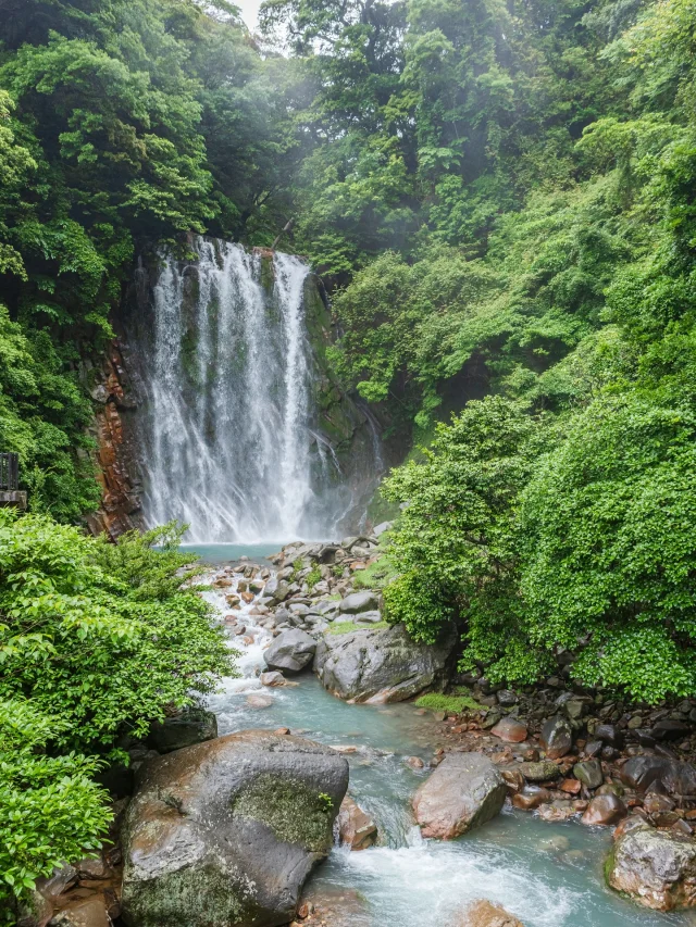 連日暑い日が続いていますね。
こんな時は、眼に涼しい景色を！ということで、霧島町蒸留所（明るい農村）より車で約15分、霧島市牧園町にある「丸尾滝（まるおのたき）」をご紹介いたします。

丸尾滝は、高さ約23メートル、幅約16メートルの迫力ある滝で、霧島温泉郷から湧き出た温泉水が合流して流れ落ちる、全国的にも珍しい“温泉の滝”として知られています。

冷え込む時期には、滝全体が湯気に包まれ、まるで霧の中に佇むかのような幻想的な景色が広がります。
滝壺から立ちのぼる湯けむりと、水しぶきが生み出すマイナスイオンに心も身体も癒される、そんな特別な場所です。

撮影や散策にもおすすめ。訪れるたびに表情を変える丸尾滝は、四季折々の自然を感じられるスポットとしても親しまれています。

ぜひ明るい農村にお立ち寄りの際は、この美しい滝の音と空気も、味わいに行かれてみてはいかがでしょうか。

丸尾滝展望所
〒899-6603
鹿児島県霧島市牧園町高千穂３９３０−７
※明るい農村より車で約15分
（霧島温泉郷近く）
……………………………………………………………

霧島町蒸留所 明るい農村
■営業時間
毎日 9:00～17:00（蔵見学の最終受付 16:30）
※1月1日〜1月3日は休業いたします。

◾️住所
〒899-4201
鹿児島県霧島市霧島田口５６４−１
※霧島神宮駅より車で4分
※霧島神宮より車で7分
（県道60号線沿い）

◾️駐車場
普通車8台分ございます。
マイクロバス、大型バスも1〜2台駐車いただけます。

【お問い合わせ】
TEL：0995-57-0865
MAIL：s-k@imoshochu.com